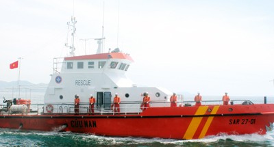 Tàu TKCN SAR 27-10 của Trung tâm phối hợp TKCN hàng hải khu vực IV trên đường đến địa điểm xảy ra tai nạn.